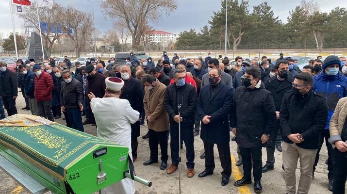 MHP’li Kamil Aydın, annesini son yolculuğa uğurlandı