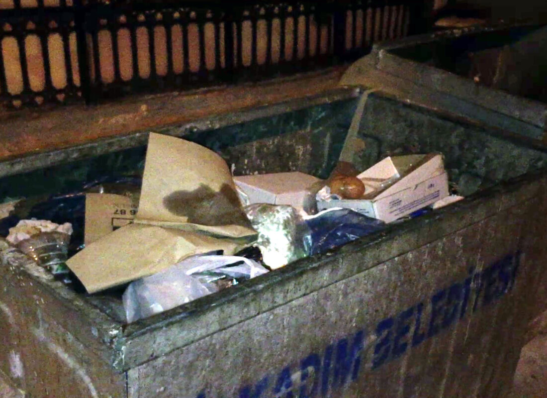 Çöpe bırakılan bebek soruşturmasında anne ve ebe gözaltında