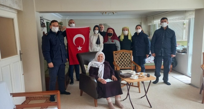 92 yaşındaki Mahide nineden Mehmetçik’e ilmek ilmek destek