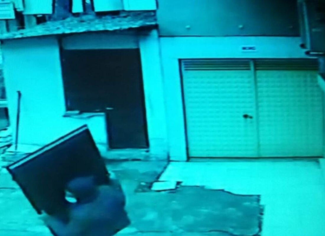 Caminin tuvalet kapılarını çaldı