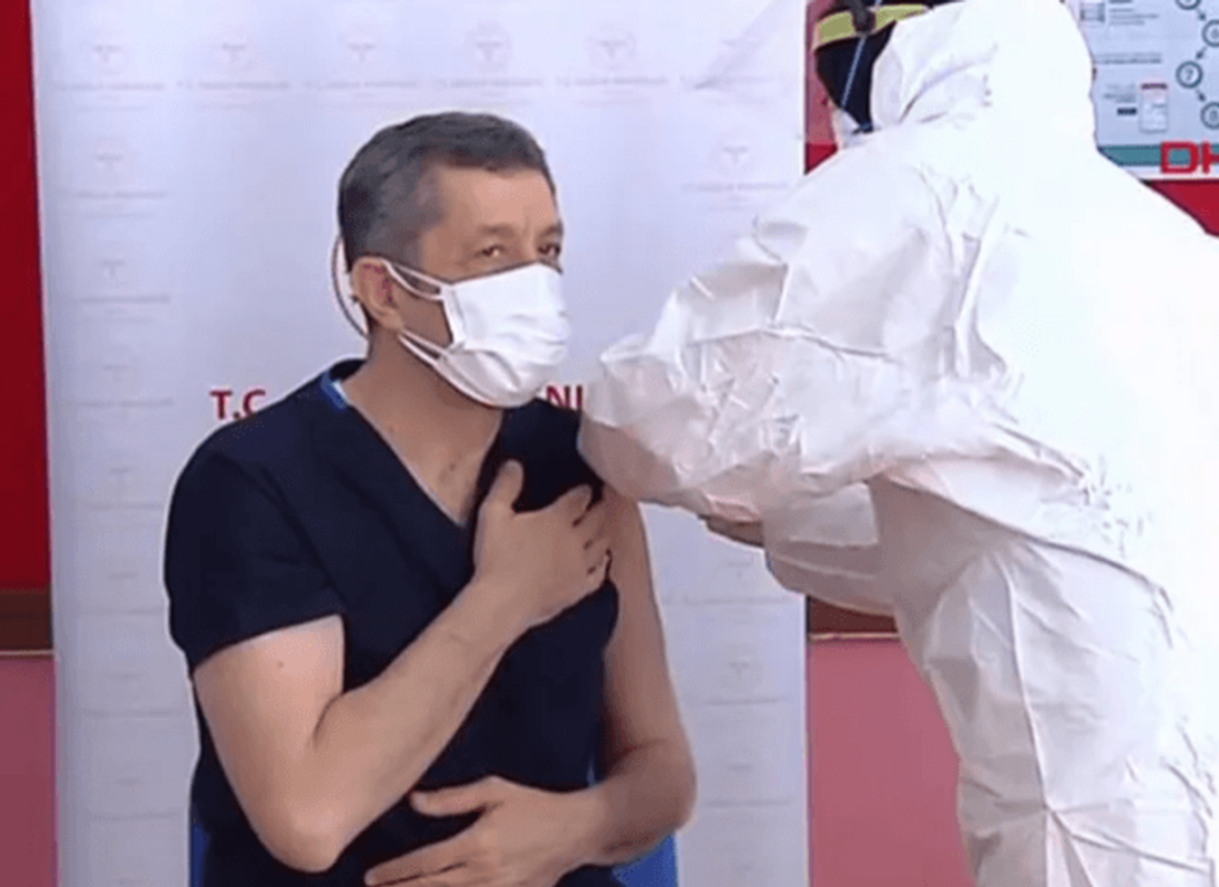 Öğretmenlere aşılama başladı: Bakan Selçuk koronavirüs aşısı oldu