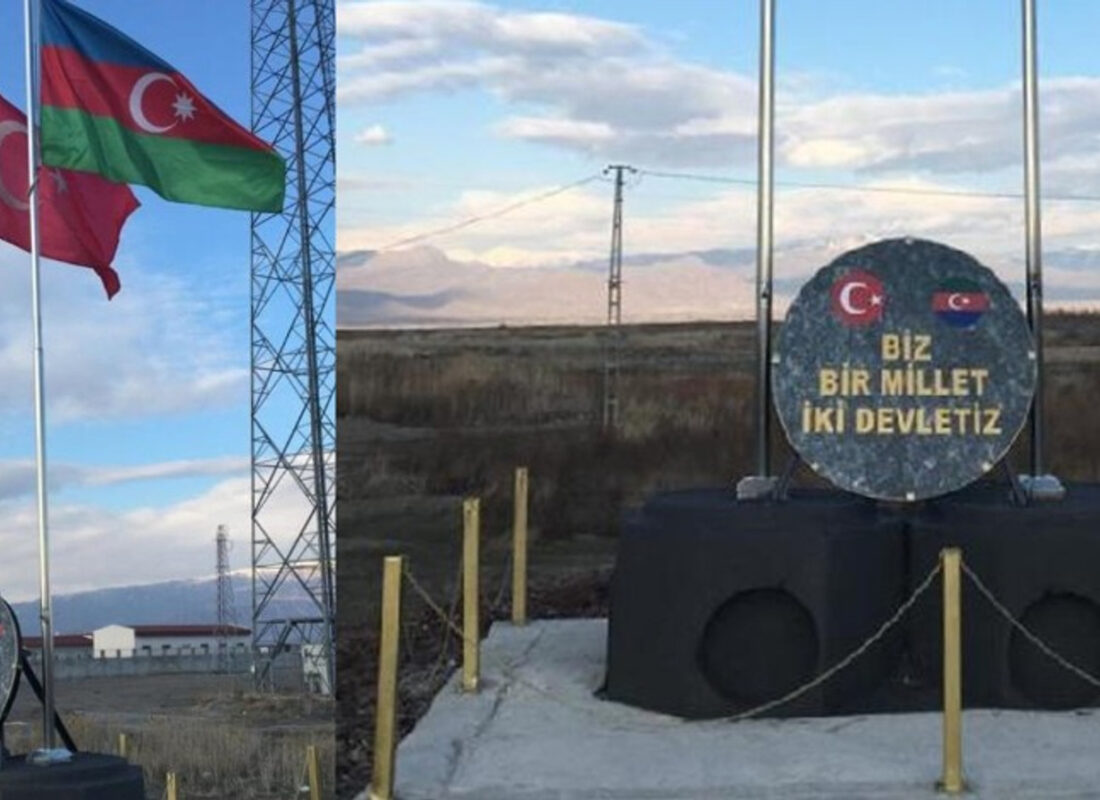 Nahçıvan sınırında Türkiye ve Azerbaycan bayrakları