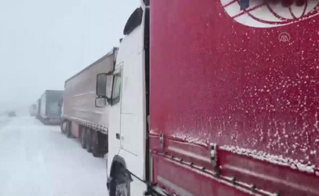 AFAD, yolda kalan tır sürücülerine kumanya dağıttı