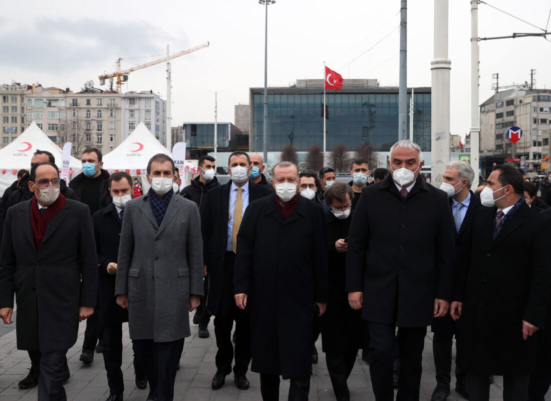 Erdoğan, AKM ve Taksim Camii’ni inceledi; meydanda kestane aldı