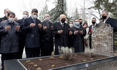 Bahçeli, yeni MYK ve MDK üyeleri ile Başbuğ Alparslan Türkeş’in mezarını ziyaret etti