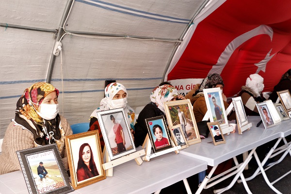 Diyarbakır annelerinin ‘Dünya Kadınlar Günü’ mesajı: Evlatlarımızı teslim etsinler