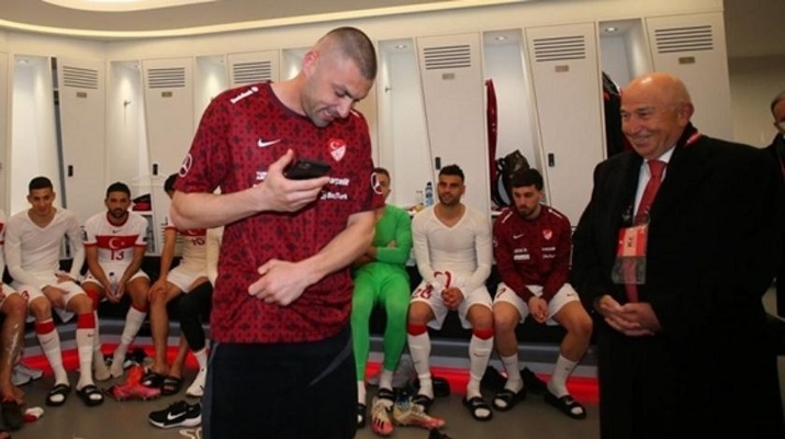 Cumhurbaşkanı Erdoğan’dan Milli Takım’a telefon! ‘Burak o ne frikikti ya’