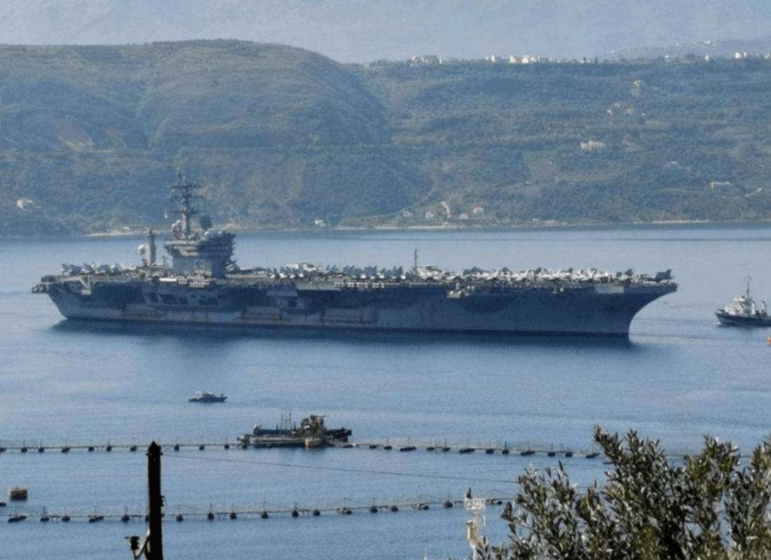 Yunanistan’da ABD’nin uçak gemisi protesto edildi