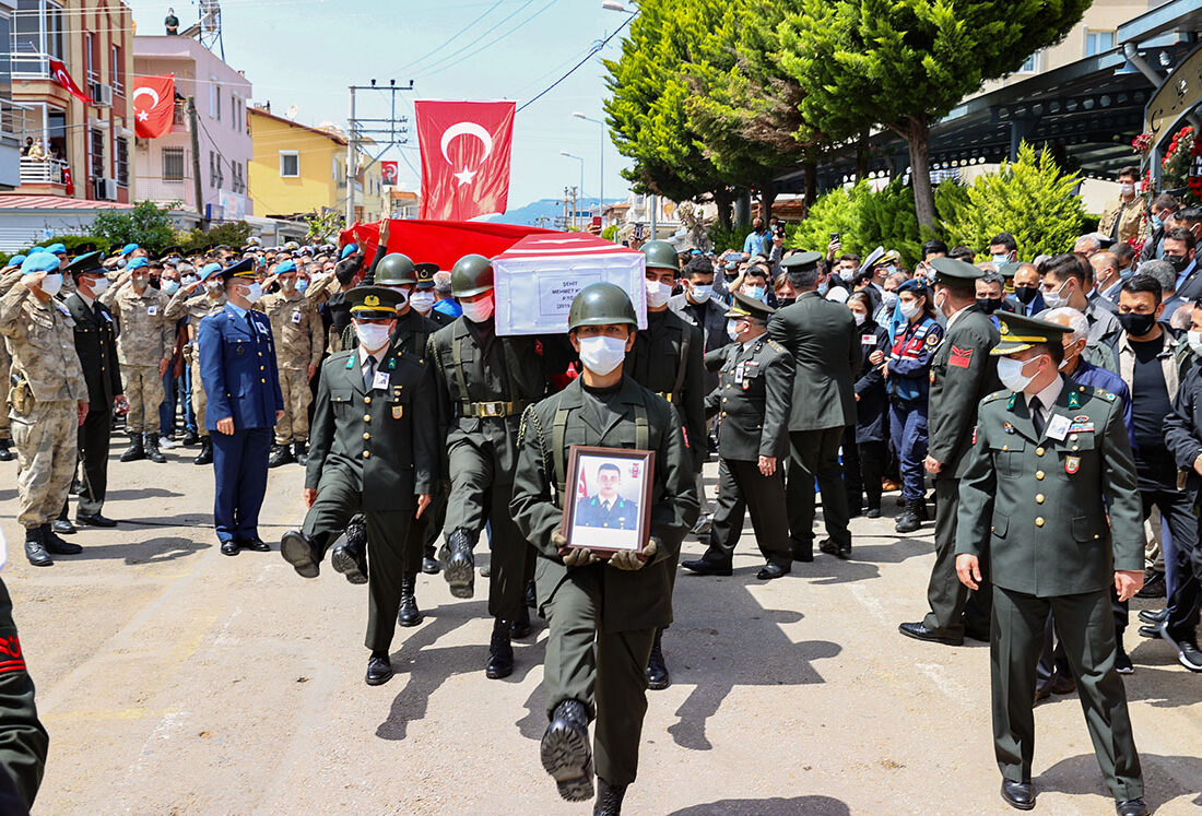 Şehit Teğmen Mehmet Kıvık İzmir’de son yolculuğuna uğurlandı