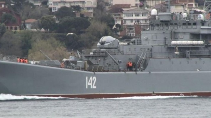 Rus savaş gemisi İstanbul Boğazı’ndan geçti!