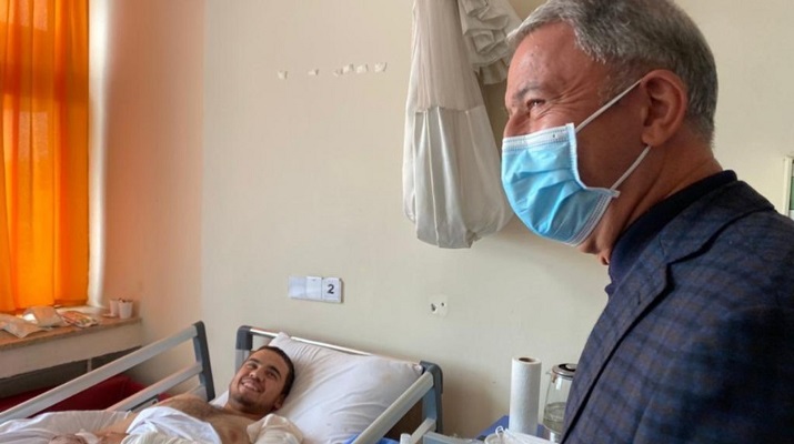 Bakan Akar, ‘Pençe’ operasyonlarında yaralanan askerleri ziyaret etti