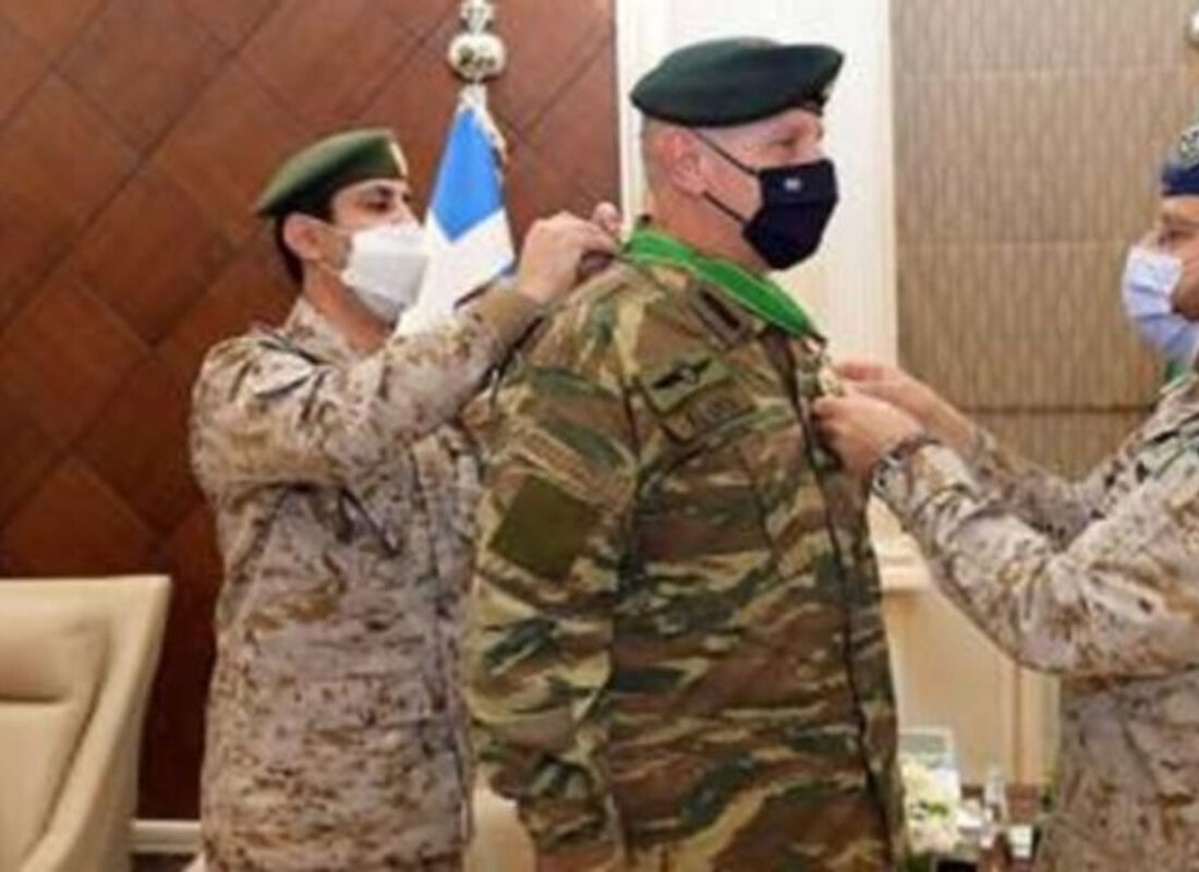 Yunan Genelkurmay Başkanına madalya taktı!