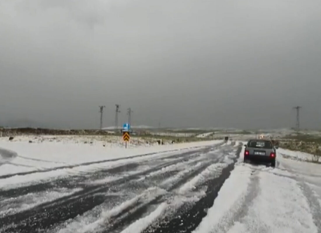 Ardahan bir anda beyaza büründü, araçlar yolda mahsur kaldı