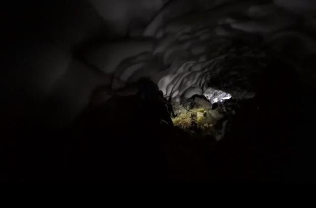 Uludağ’da dağcılar temmuz ortasında 50 metrelik buz tüneli buldu