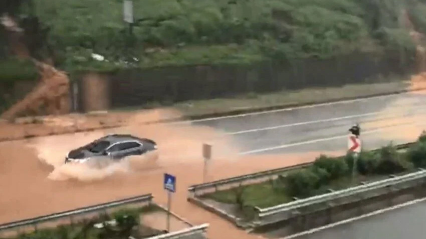 3 kişi kayıp, 1 ev yıkıldı!