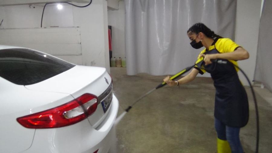 Diyarbakır’da oto yıkamacı kadın çalışanlar erkeklere taş çıkartıyor