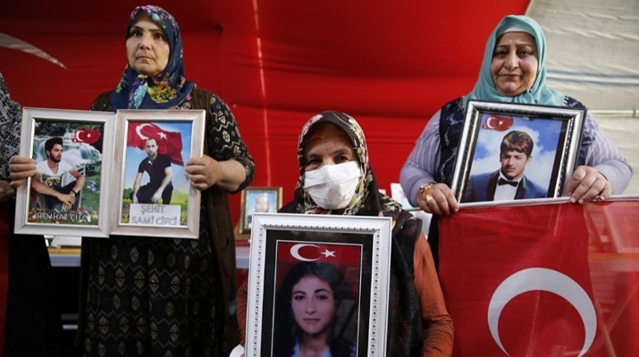 Evlat nöbetine bir aile daha katıldı