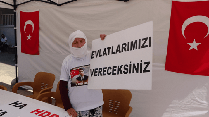 HDP önünde tek başına eylem yapan anne: Allah, devletten razı olsun bize bu kapıyı açtı