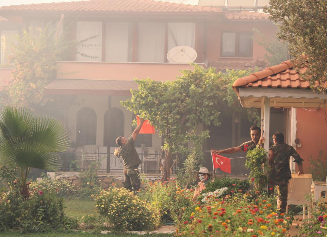 Azerbaycanlı itfaiyecilerin Türk bayrağı duyarlılığı