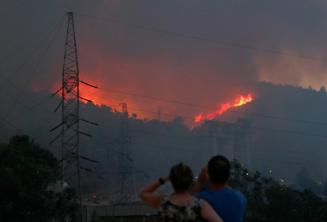 Orman yangını Kemerköy Termik Santrali’nin tel örgülerine kadar yaklaştı