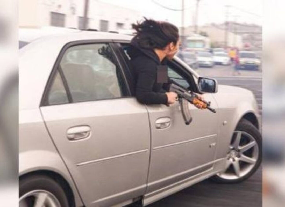 ABD’de şoke eden görüntü! Otomatik tüfekli kadın…