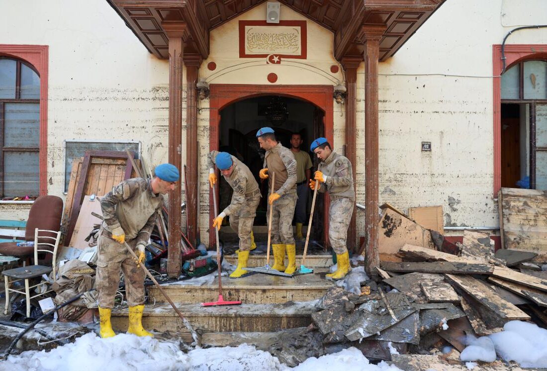 Komandolar camiyi temizledi