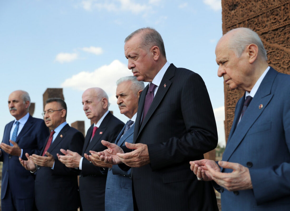 MHP Lideri Bahçeli ve Cumhurbaşkanı Erdoğan Ahlat’ta Selçuklu Meydan Mezarlığı’nı ziyaret etti