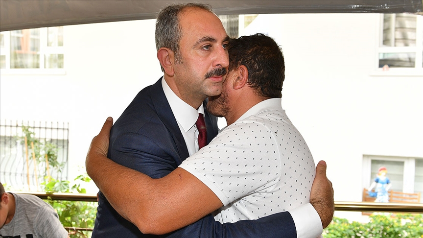 Adalet Bakanı Gül, Altındağ’da hayatını kaybeden Emirhan Yalçın’ın ailesine taziye ziyaretinde bulundu