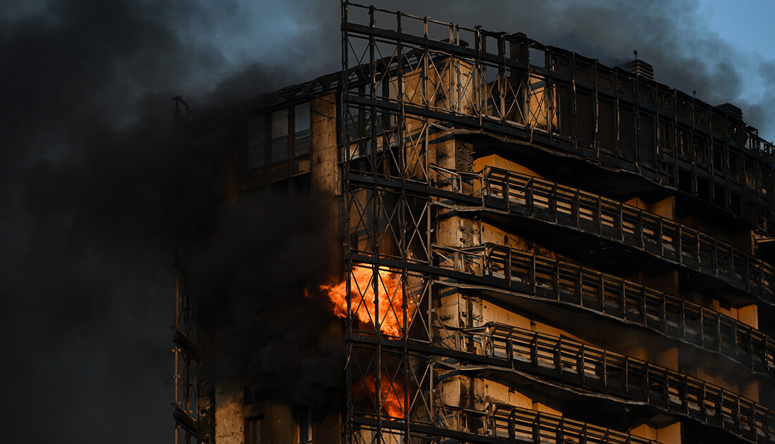 İtalya’da 15 katlı binada yangın çıktı