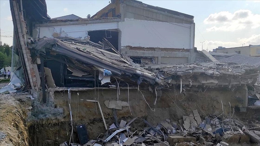 Başakşehir’de iş yeri çöktü