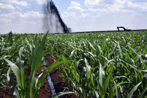 İş makinesi petrol borusunu deldi  petrol böyle fışkırdı