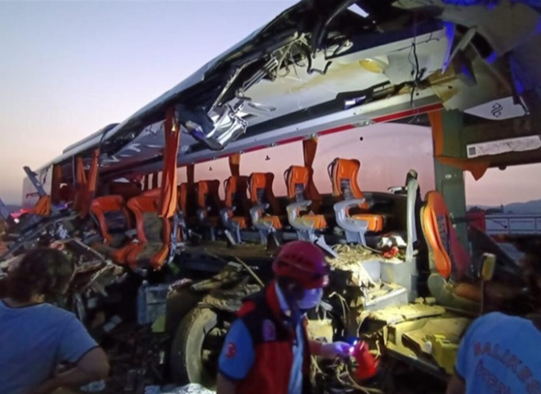 Manisa’da tır otobüse çarptı; 9 ölü 30 yaralı
