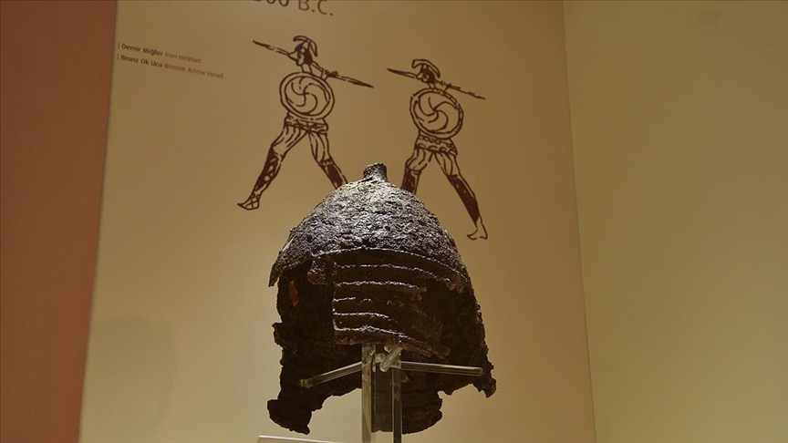2  800 yıllık demir miğfer Çorum’un Boğazkale’de sergileniyor