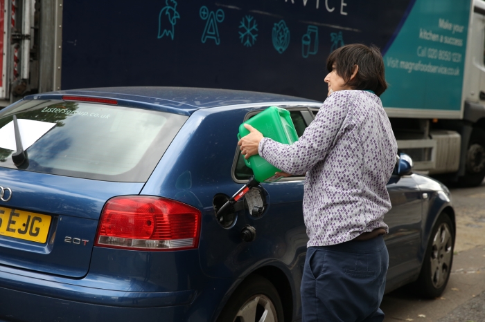 Ordu emir bekliyor! Avrupa ülkesinde akaryakıt krizi büyüyor