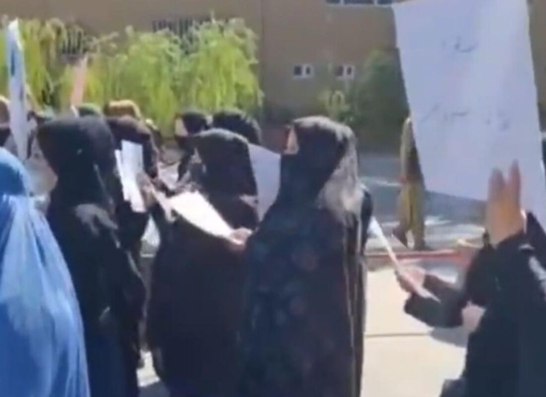 Afganistan’da kadınlar hakları için gösteri yaptı