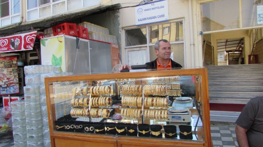 Türkiye bu kuyumcuyu konuşuyor! Simit satar gibi altın satıyor
