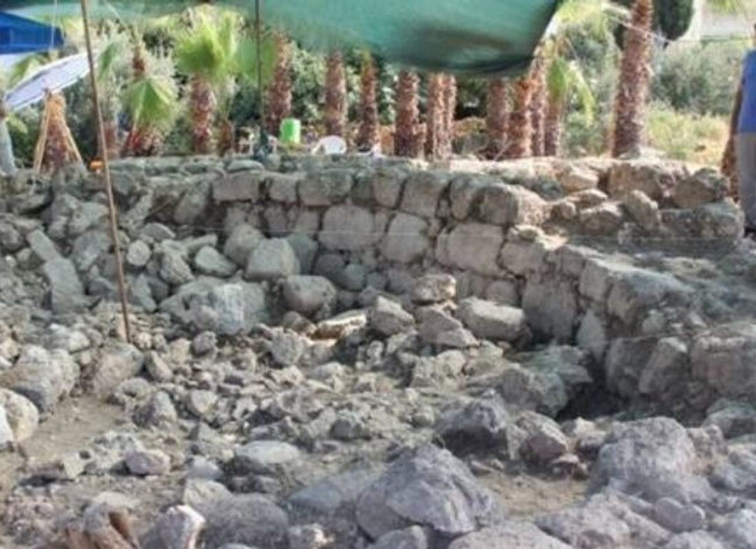 Aratos’un anıt mezarının olduğu değerlendirilen yapının zeminine ulaşıldı