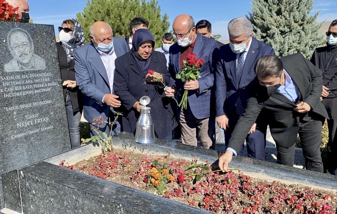 ‘Bozkırın Tezenesi’ Neşet Ertaş Kırşehir’deki mezarı başında anıldı