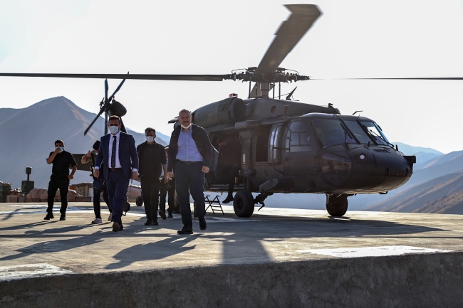Bakan Soylu Türkiye-İran sınırındaki güvenlik duvarını inceledi