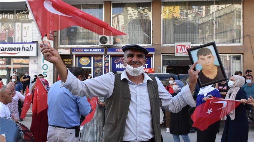 Terörün kaçırdığı evladına 6 yıl sonra kavuşan Şırnaklı aileden, HDP önünde halay