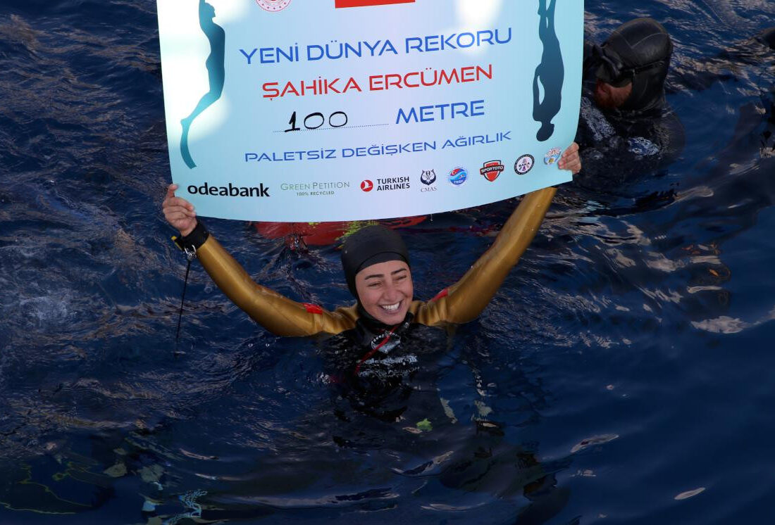 Şahika Ercümen Cumhuriyet’in 98’inci yılına ithafen 100 metreye dalarak dünya rekoru kırdı