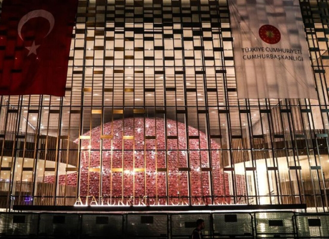 Atatürk Kültür Merkezi’nin yeni tabelası asıldı