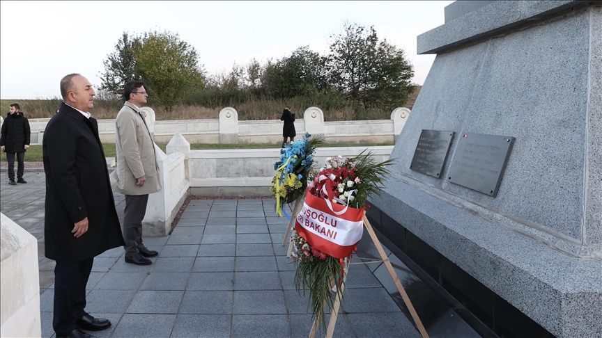 Bakan Çavuşoğlu, Birinci Dünya Savaşı’nda şehit düşen Türk askerlerinin Ukrayna’daki şehitliklerini ziyaret etti