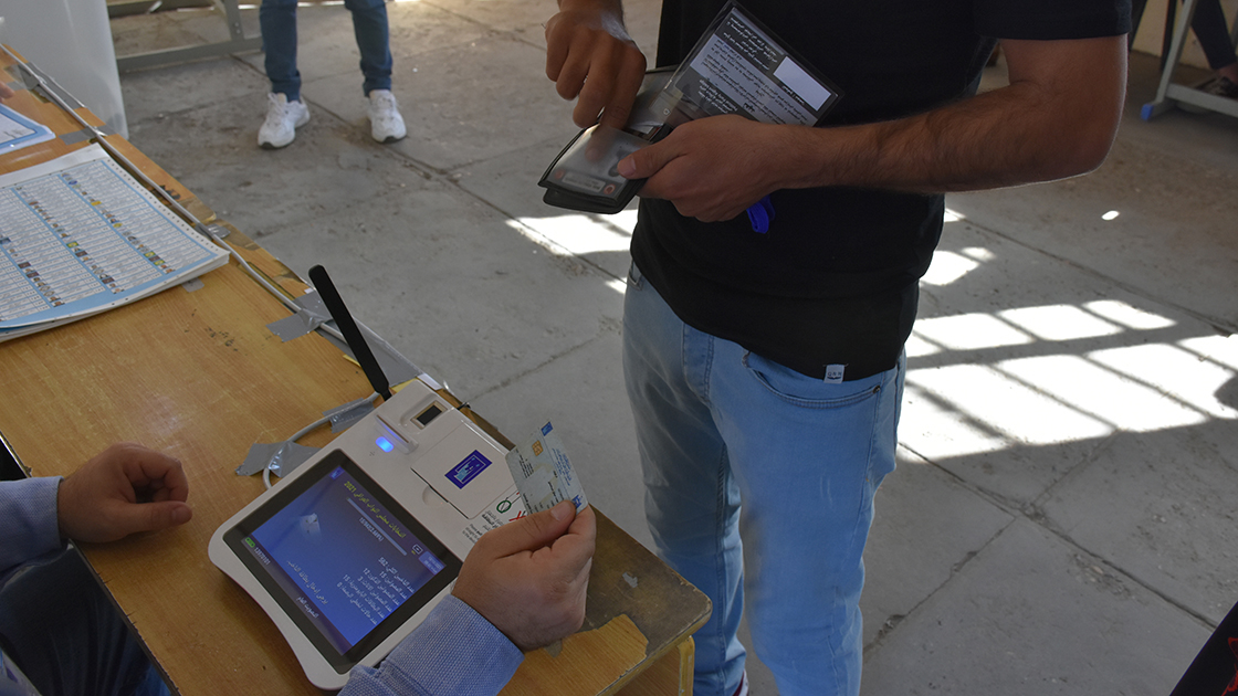 Iraklılar sandık başında; Oy verme işlemi sırasında elektronik cihazlar arızalandı