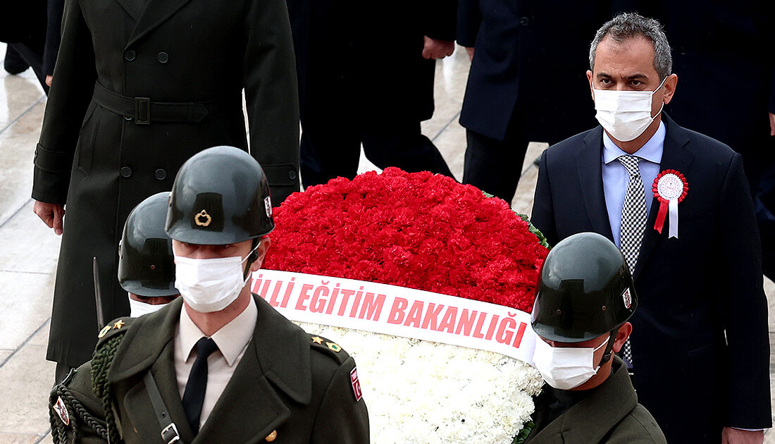 Milli Eğitim Bakanı Özer, öğretmenlerle Anıtkabir’i ziyaret etti