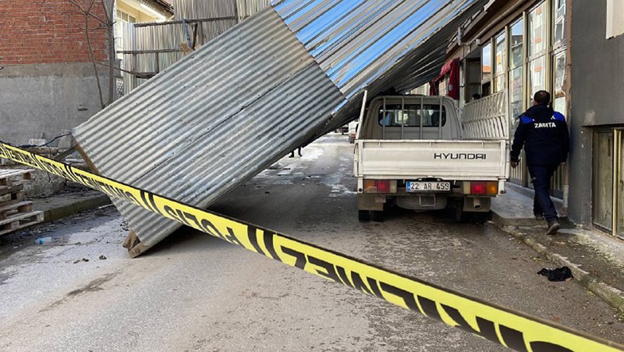 İstanbul’da etkili olan tam fırtına nedeniyle 4 kişi hayatını kaybetti, 19 kişi yaralandı