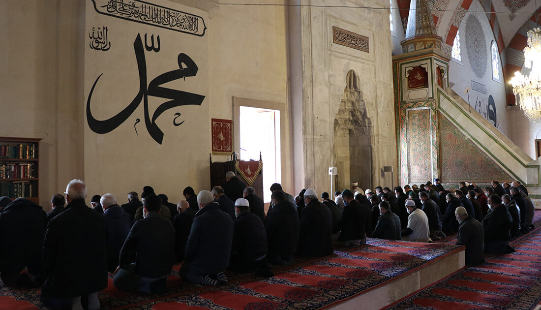 Camilerde normal saf düzeninde namaz kılınmaya başlandı