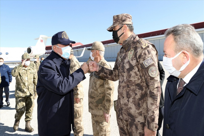 Bakan Akar ve komutanlardan sınır hattında inceleme