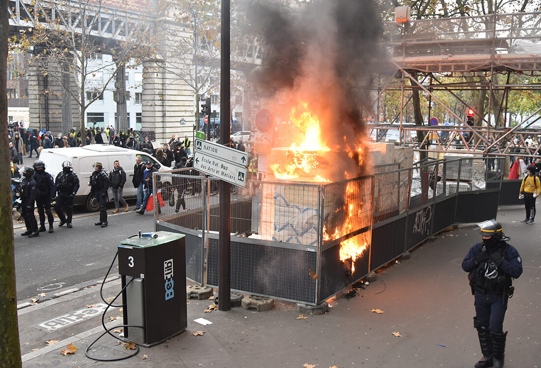 Fransa’da sarı yeleklilerin gösterilerinin 3. yılında şiddet olayları yaşandı