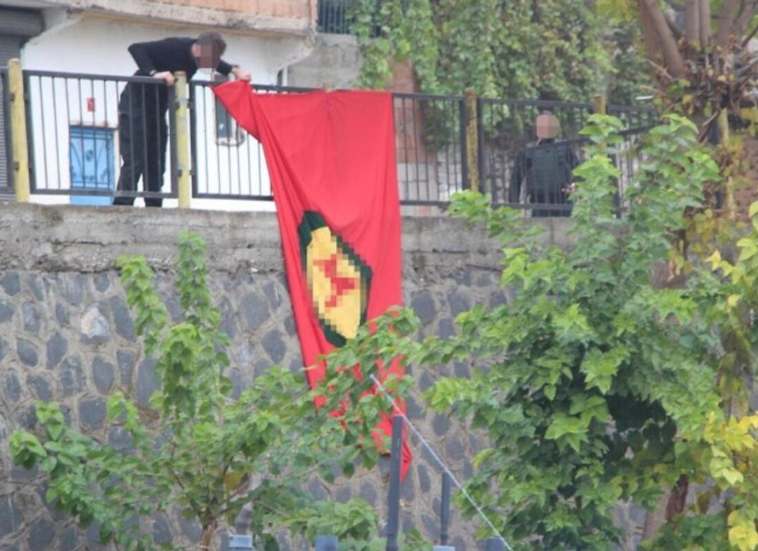 İstinat duvarına asılan PKK paçavrası indirildi